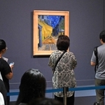 「夜のカフェテラス」を鑑賞する来館者＝神戸市中央区京町、神戸市立博物館（撮影・大田将之）