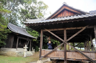 二つの建物の間に土俵を作って、お相撲大会をする。いつもみんなが集まる所に立つ藤原詞葉さん＝小野市曽根町、八幡神社