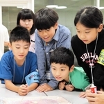 ゼリーを使った火山の実験を体験するこども記者ら＝長野県松本市