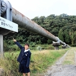 管の中を人々を救った貴重な水が流れる。田畑を潤す水を運ぶ曽根サイフォンと藤原茉陽菜さん＝加東市松沢