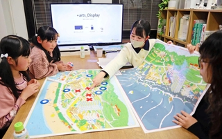 津波が来るよ！　さあどうする？　姉妹で間違った行動をしている人がいないか探す＝神戸市中央区小野浜町１、プラスアーツ