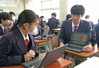 新聞記事を読んで感じたことを話し合う生徒たち＝尼崎市立南武庫之荘中学校