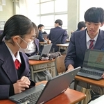 新聞記事を読んで感じたことを話し合う生徒たち＝尼崎市立南武庫之荘中学校