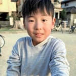 大切に育てるトカゲのキキを手に乗せた、金野友咲さん＝尼崎市内