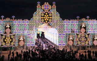 メリケンパークで点灯した、神戸□□□□□の「フロントーネ・ガレリア」＝１月３０日夜、神戸市中央区波止場町