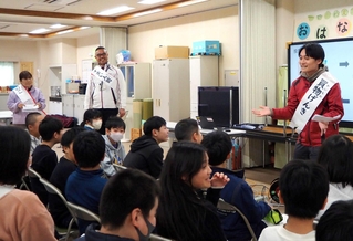 候補者役で演説をする先生たち＝神戸市長田区長田町４、宮川小学校