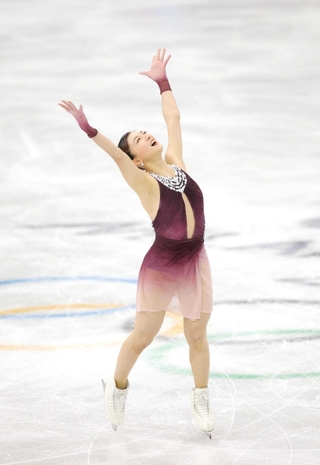 フィギュアスケート女子で銀メダルを獲得した（Ｄ）選手＝ミラノアイススケートアリーナ