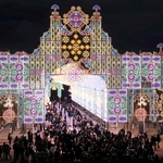 メリケンパークで点灯した、神戸□□□□□の「フロントーネ・ガレリア」＝１月３０日夜、神戸市中央区波止場町