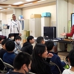 候補者役で演説をする先生たち＝神戸市長田区長田町４、宮川小学校