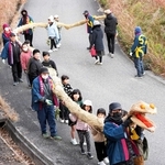 長さ約１１メートルの蛇をたくさんの子どもたちと地元住民で担ぐ＝南あわじ市倭文安住寺
