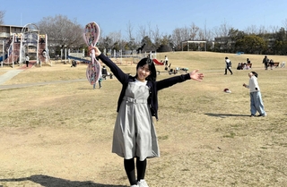 垂水健康公園を紹介する太田陽央莉さん。遊具や芝生広場が広がり、世代を超えて憩いの場になっている＝神戸市垂水区名谷町