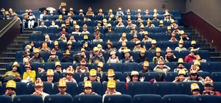 作中のキャラクターのかぶり物をつけて、ビーバーの手をまねたポーズをする来場者＝ＯＳシネマズミント神戸