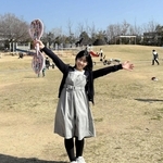 垂水健康公園を紹介する太田陽央莉さん。遊具や芝生広場が広がり、世代を超えて憩いの場になっている＝神戸市垂水区名谷町