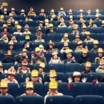 作中のキャラクターのかぶり物をつけて、ビーバーの手をまねたポーズをする来場者＝ＯＳシネマズミント神戸