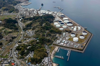 石油の国家備蓄の放出が始まった愛媛県今治市の菊間基地＝３月２６日
