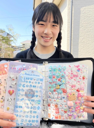 「シール交換でけんか？　一度もないですよ。お互いのシール帳見て、『これ欲しい！』って。楽しいです」と太田さん＝神戸市内