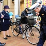 （Ｂ）切符の制度開始に合わせて啓発チラシを手渡す生田署員ら＝神戸市中央区元町通