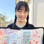 「シール交換でけんか？　一度もないですよ。お互いのシール帳見て、『これ欲しい！』って。楽しいです」と太田さん＝神戸市内