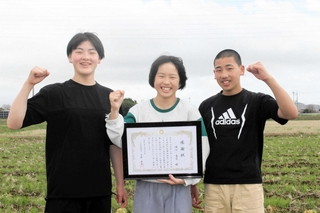 感謝状を贈られた（左から）神吉笑叶さん、渡口杏奈さん、神吉優正さん＝三木市別所町興治