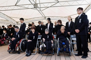 水俣病が公式確認されてから（Ａ）年となり、犠牲者慰霊式で黙とうする参列者＝１日、熊本県水俣市