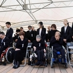 水俣病が公式確認されてから（Ａ）年となり、犠牲者慰霊式で黙とうする参列者＝１日、熊本県水俣市