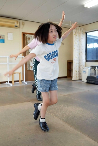 曲に合わせて振りを練習する井上美音さん。軽快なタップ音がスタジオに響く＝三木市宿原