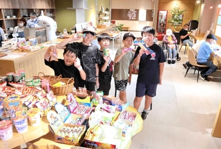 放課後に集まった小学生たち。好きな駄菓子を選んで、わいわい。右端が吉田悠馬さん、左から２人目が野澤爽太さん＝加東市北野