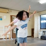 曲に合わせて振りを練習する井上美音さん。軽快なタップ音がスタジオに響く＝三木市宿原