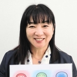 心の状態を表すイラストを手に解説する福島美由紀さん＝伊丹市内