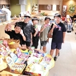 放課後に集まった小学生たち。好きな駄菓子を選んで、わいわい。右端が吉田悠馬さん、左から２人目が野澤爽太さん＝加東市北野