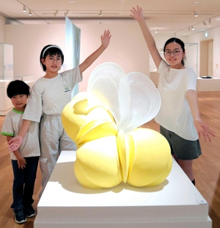 「夏のこども美術館」の作品のそばでポーズを取る（左から）後藤百華さん、後藤華奈さん、岡田いろはさん＝丹波篠山市今田町、兵庫陶芸美術館