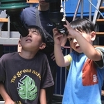 望遠鏡をのぞきこんで太陽を観察する子どもら＝バンドー神戸青少年科学館