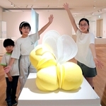 「夏のこども美術館」の作品のそばでポーズを取る（左から）後藤百華さん、後藤華奈さん、岡田いろはさん＝丹波篠山市今田町、兵庫陶芸美術館