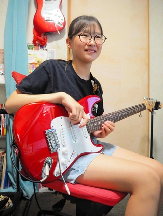 ステージで練習の成果を発表した大橋さん（前列左から２人目）ら（提供）