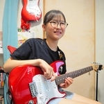 ステージで練習の成果を発表した大橋さん（前列左から２人目）ら（提供）