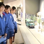 館内の展示を見て回る藤村恋魅さん（左手前）ら山陽中の放送部員＝姫路市西延末、姫路市平和資料館