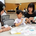 月経の仕組みとナプキンについて学ぶ子どもたち。「こんなに種類があるんだ」と驚きの声も＝三田市駅前町１、市まちづくり協働センター
