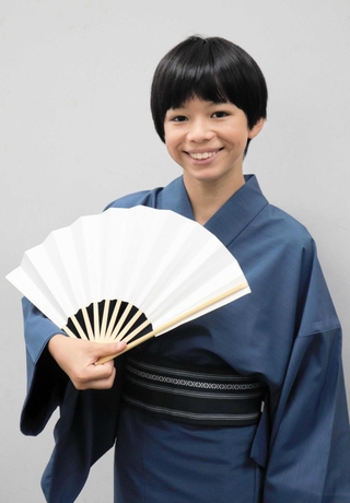 高座に上がり、落語を披露するＪＪさん＝１月、大阪府吹田市内