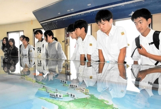 北方領土の位置関係についてジオラマで学ぶ中高生＝北海道根室市、望郷の家