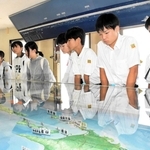 北方領土の位置関係についてジオラマで学ぶ中高生＝北海道根室市、望郷の家