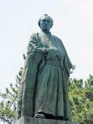 太平洋に向かって立つ坂本龍馬像＝高知市の桂浜公園