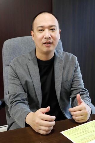 学校に行くのがつらい子どもたちに呼びかけるジャーナリストの石井しこうさん＝埼玉県川口市