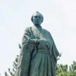 太平洋に向かって立つ坂本龍馬像＝高知市の桂浜公園