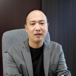 学校に行くのがつらい子どもたちに呼びかけるジャーナリストの石井しこうさん＝埼玉県川口市