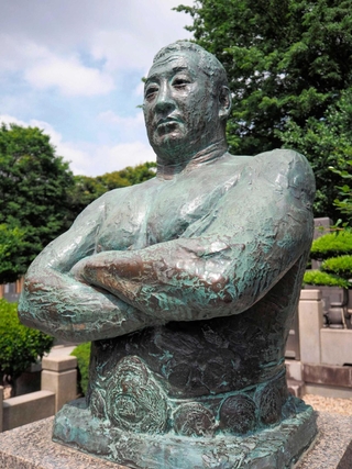 墓の前にある力道山像＝東京都大田区の池上本門寺