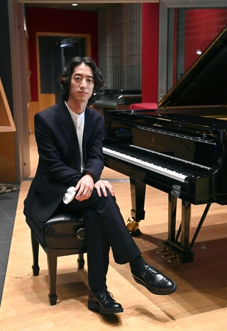 もの静かだが「自分が知らなかった人と出会い、交流するのはすき」と話す角野隼斗さん＝９月、東京都内