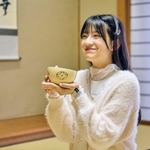 茶をいただく川瀬翠子さん。「普段の生活とは全然ちがう空間で、なんだか心が落ち着きます」＝１１月、東京都内