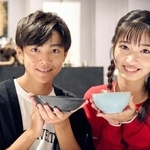 完成した作品を持つ岩田琉聖さんと新井葵来さん＝９月、東京都内