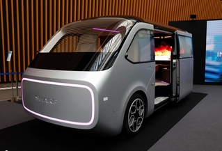 シャープが提案する電気自動車「ＬＤＫ＋」。未来感ただようデザインです