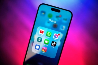 スマホに表示されたＳＮＳアプリ（ゲッティ＝共同）